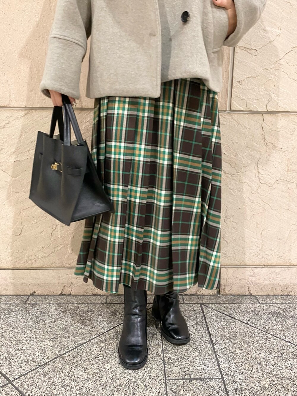 「URBAN RESEARCH ROSSO、ROSSO、URBAN RESEARCH、冬アウター、チェック、きれいめカジュアル、ニット、ブーツ、チェックスカート、Pコート、冬コーデ、オトナカジュアル、イエベ秋、骨格ウェーブ」｜「URBAN RESEARCH ROSSO WOMENの2WAYスタンドカラーミドルPコート（ピーコート、ブラウン系）」を使った、matsuさん（レディース・162cm）の冬コーディネートの5枚目の写真