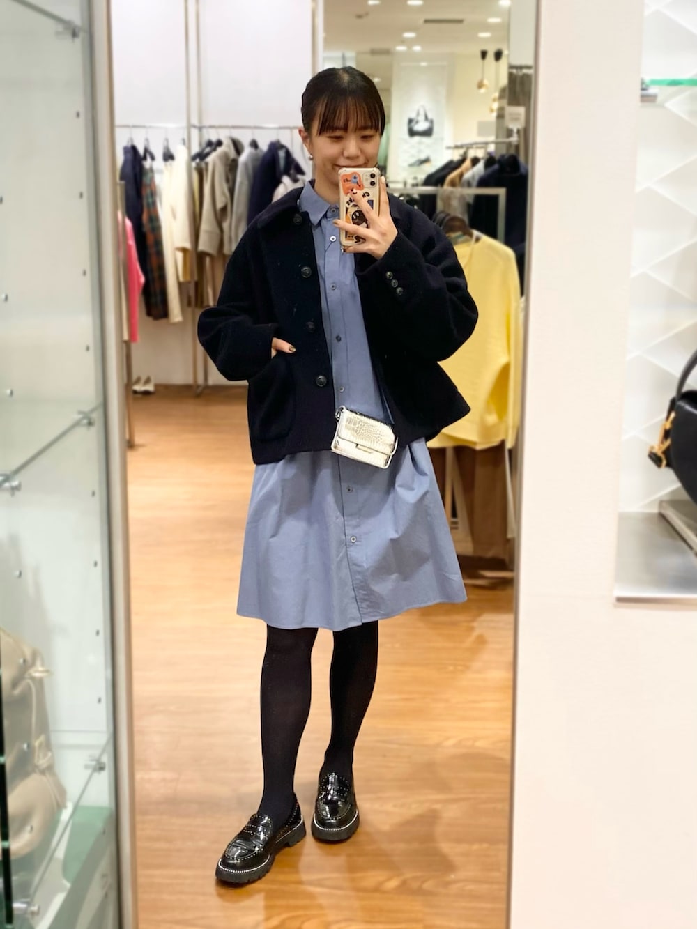 「URBAN RESEARCH ROSSO、URBAN RESEARCH、ROSSO、冬アウター、冬コーデ、きれいめカジュアル、ワンピース、シャツワンピ、ミニワンピ、ローファー、ショートコート、オトナカジュアル、オトナ女子、イエベ秋、骨格ウェーブ」｜「URBAN RESEARCH ROSSO WOMENのミニシャツワンピース（ワンピース、ブルー系）」を使った、matsuさん（レディース・162cm）の冬コーディネートの4枚目の写真