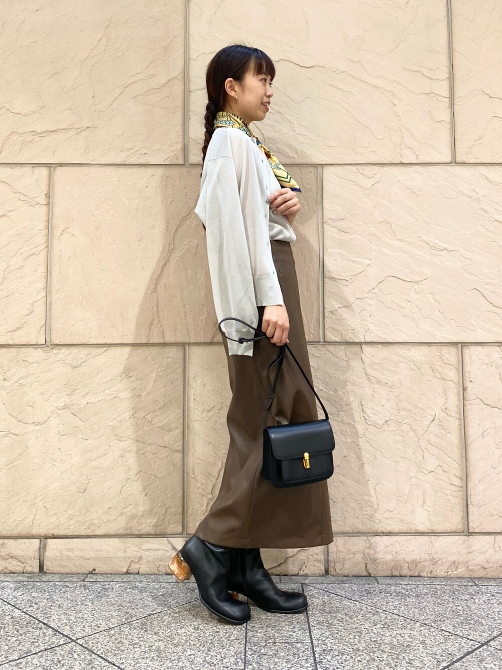 「URBAN RESEARCH ROSSO、URBAN RESEARCH、ブラウン、秋服準備はじめました、カーディガン、休日スタイル、秋コーデ、オトナカジュアル、秋服、アンサンブル、ラメ、タイトスカート、レザー」｜「URBAN RESEARCH ROSSO WOMENのフェイクレザースカート（スカート、ブラウン系）」を使った、matsuさん（レディース・162cm）の秋コーディネートの3枚目の写真