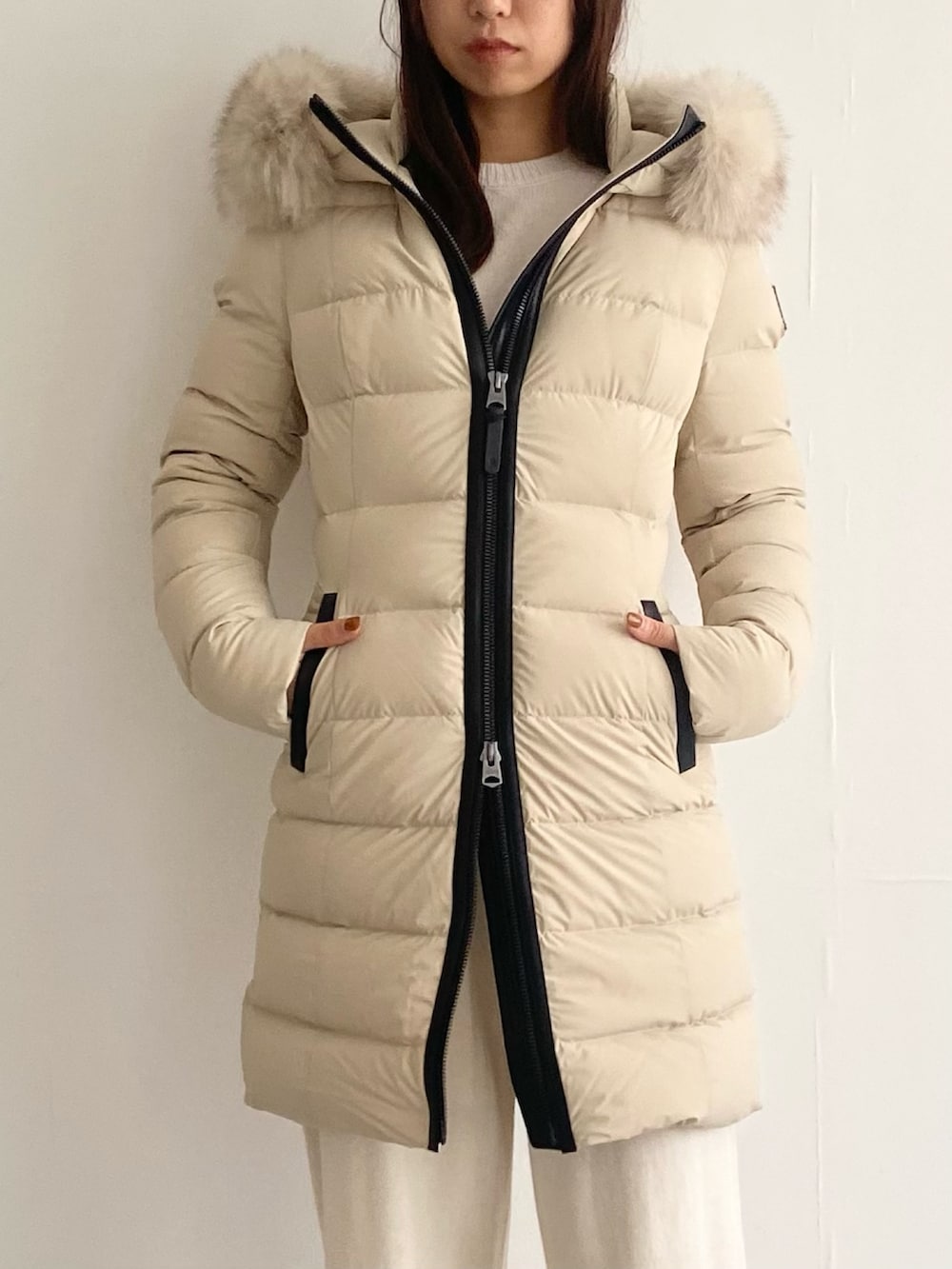 ベージュ系のその他アウター、ホワイト系のニット/セーター、ホワイト系のその他パンツを着用したレディースの秋コーディネートの8枚目の写真