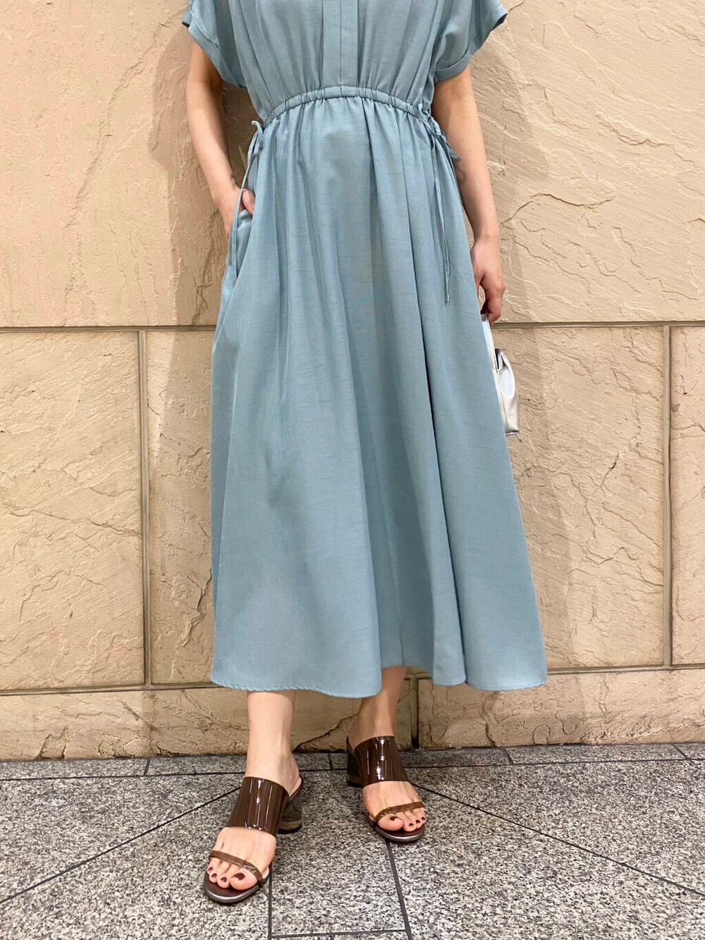 「ワンピース、大人カジュアル、キレイめ、きれいめカジュアル、夏コーデ、newarrival、オフィスカジュアル、フェミニン、ROSSO、夏服、オンオフ兼用、オンオフ、大人かわいい、20代後半、食事会」｜「URBAN RESEARCH ROSSO WOMENのLUMEN　FANTINE PETIT BAG（ハンドバッグ、シルバー系）」を使った、matsuさん（レディース・162cm）の春コーディネートの5枚目の写真