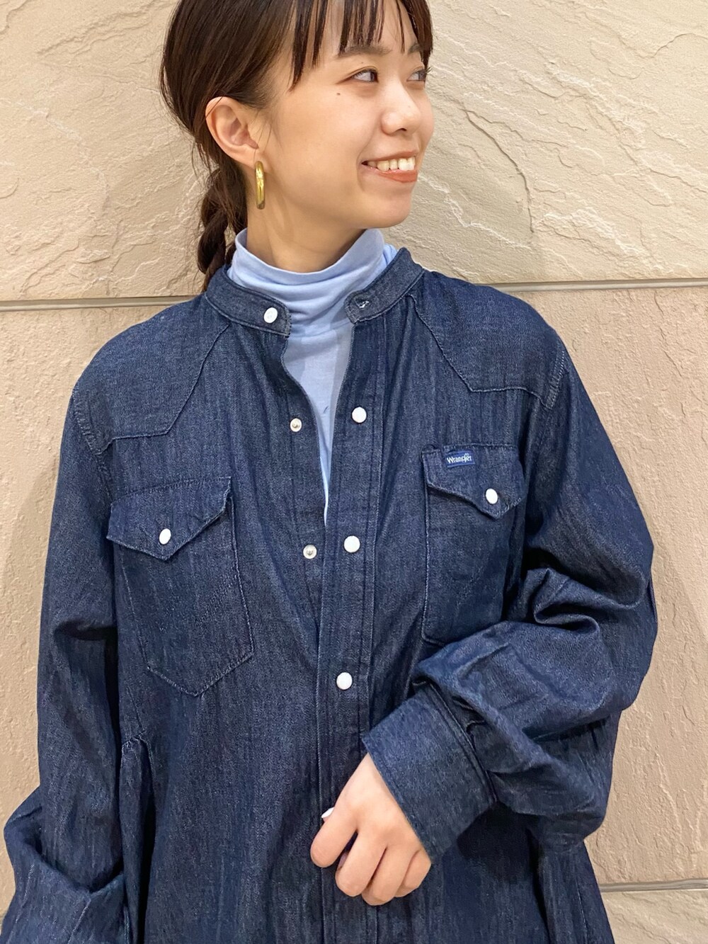 「URBAN RESEARCH ROSSO、URBAN RESEARCH、ROSSO、デニム、レイヤードスタイル、お出かけコーデ、ワンピース、秋コーデ、ブーツ、オトナカジュアル、キレイめカジュアル、オトナカワイイ、ミニワンピ、Wrangler、イエベ秋」｜「Wranglerの『別注』Wrangler×ROSSO　WESTERN MINI DRESS（シャツワンピース、ブルー系）」を使った、matsuさん（レディース・162cm）の秋コーディネートの6枚目の写真