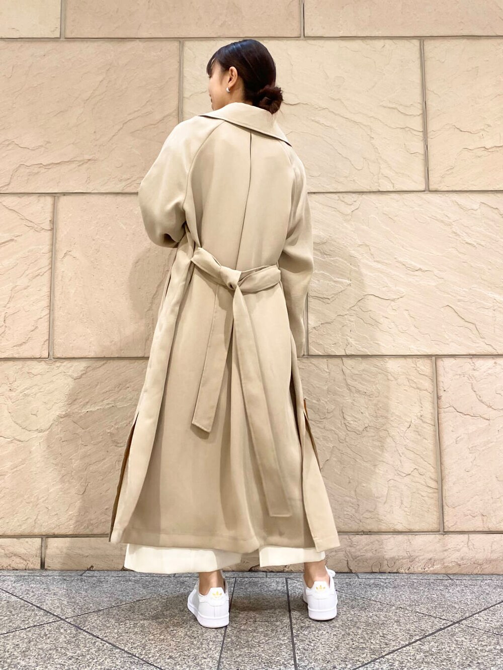 「大人カジュアル、キレイめ、アウター、きれいめカジュアル、春コーデ、着回しコーデ、春服、春アウター、newarrival、オフィスカジュアル、フェミニン、ROSSO、オンオフ兼用、オンオフ、20代後半」|「URBAN RESEARCH ROSSO WOMENのタックストレートスカート(スカート、ホワイト系)」を使った、matsuさん(レディース・162cm)の冬コーディネートの4枚目の写真