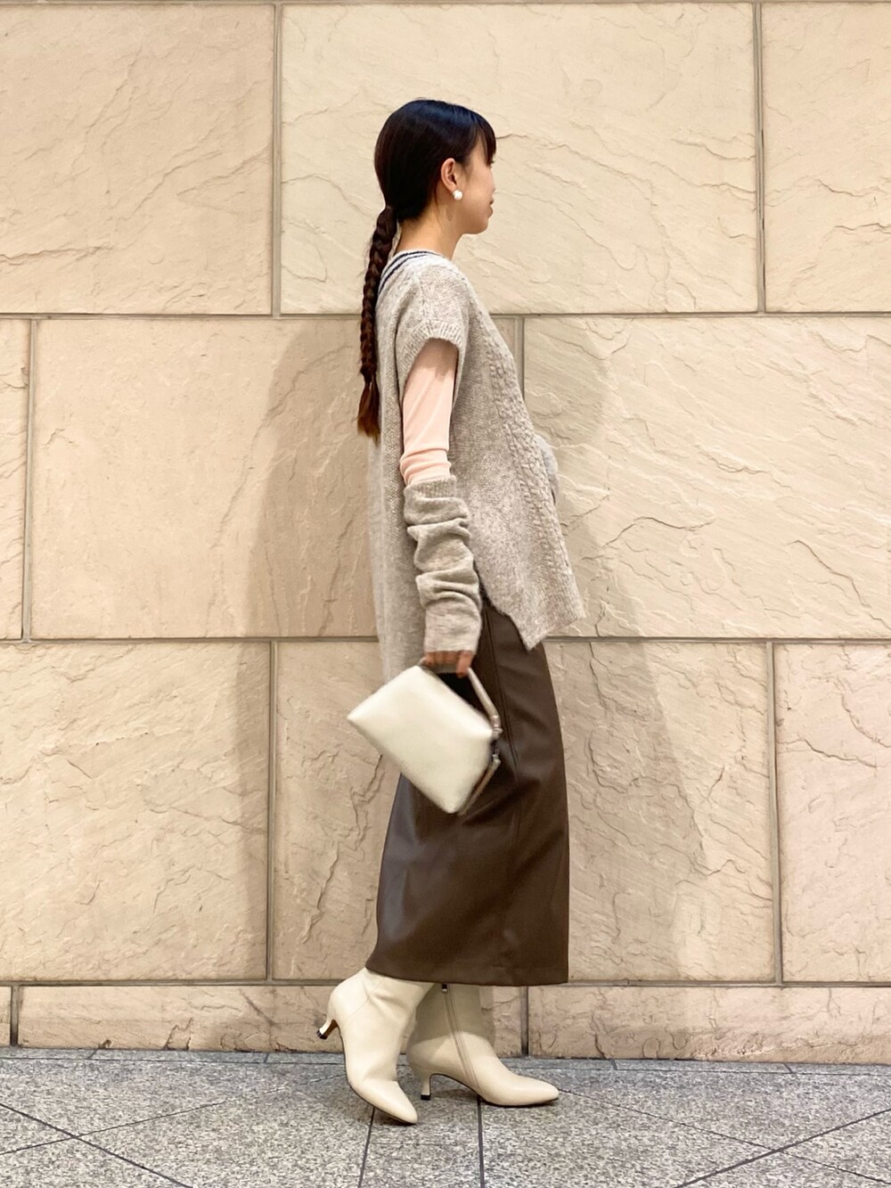 「URBAN RESEARCH ROSSO、URBAN RESEARCH、ベスト、シアートップス、ブラウン、ブーツ、きれいめカジュアル、アームウォーマー、レザースカート、秋服、オトナカジュアル、大人カジュアル、イエベ秋」|「URBAN RESEARCH ROSSO WOMENのアームウォーマーセットニットベスト(ニット/セーター、ベージュ系)」を使った、matsuさん(レディース・162cm)の秋コーディネートの3枚目の写真