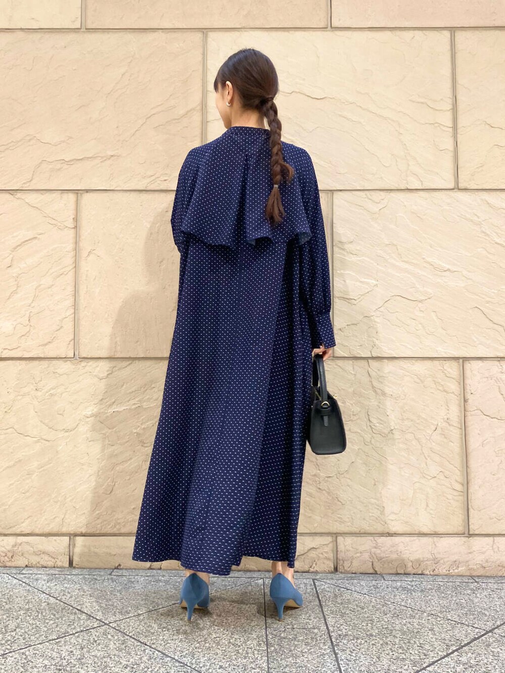 「ワンピース、大人カジュアル、キレイめ、きれいめカジュアル、ドット、春コーデ、セレモニースタイル、春服、newarrival、フェミニン、ROSSO、柄ワンピ、オンオフ兼用、オンオフ、大人かわいい」｜「URBAN RESEARCH ROSSO WOMENの『MADE IN JAPAN』オリジナルスウェードパンプス（パンプス、ブルー系）」を使った、matsuさん（レディース・162cm）の冬コーディネートの9枚目の写真
