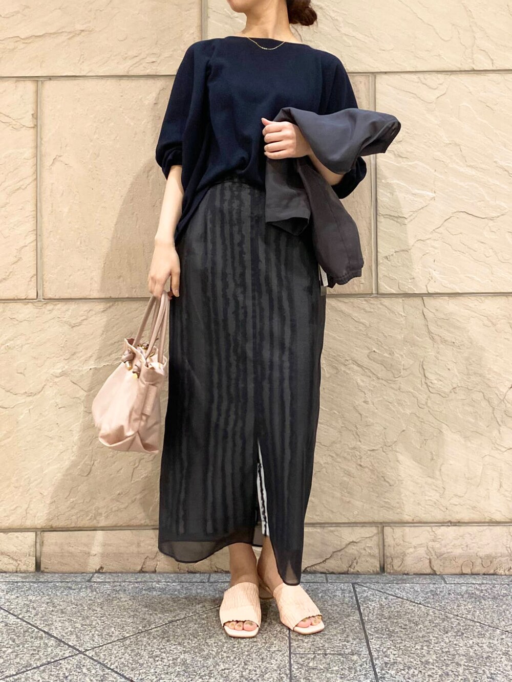 「大人カジュアル、キレイめ、アウター、きれいめカジュアル、ブラウス、春コーデ、春服、春アウター、newarrival、オフィスカジュアル、フェミニン、ROSSO、オンオフ兼用、オンオフ、大人かわいい」|「URBAN RESEARCH ROSSO WOMENのジョーゼットドルマンプルオーバー(シャツ/ブラウス、ブルー系)」を使った、matsuさん(レディース・162cm)の春コーディネートの4枚目の写真