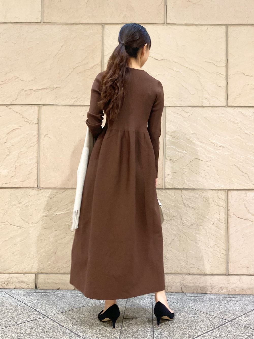 「URBAN RESEARCH ROSSO、ROSSO、URBAN RESEARCH、きれいめカジュアル、ニット、ニットワンピース、お出かけコーデ、大人女子、ホテルランチ、ホテルディナー、ワンピース、ブラウン、ストール、イエベ秋、骨格ウェーブ」|「URBAN RESEARCH ROSSO WOMENのフォルムシルエットVネックリブワンピース(ワンピース、ブラウン系)」を使った、matsuさん(レディース・162cm)の冬コーディネートの3枚目の写真