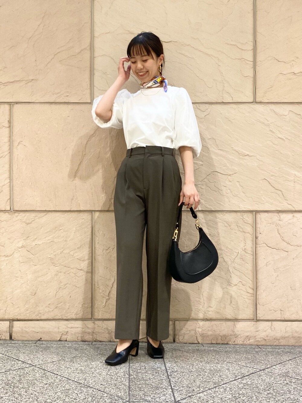 「URBAN RESEARCH ROSSO、きれいめカジュアル、春夏コーデ、夏コーデ、大人女子、パンツスタイル、オトナカジュアル、イエベ秋、チュール、カットソー、オフィスカジュアル」｜「URBAN RESEARCH ROSSO WOMENのブライトチュールスリーブカットソー（Tシャツ/カットソー、ホワイト系）」を使った、matsuさん（レディース・162cm）の春コーディネートの2枚目の写真