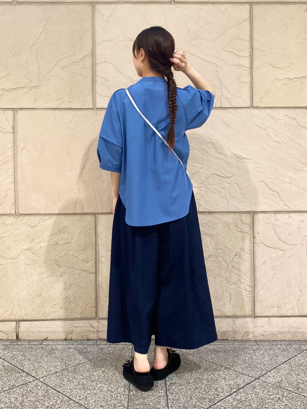 シルバー系のハンドバッグ、ブルー系のその他パンツ、ブルー系のシャツ/ブラウスを着用したレディースの夏コーディネートの4枚目の写真