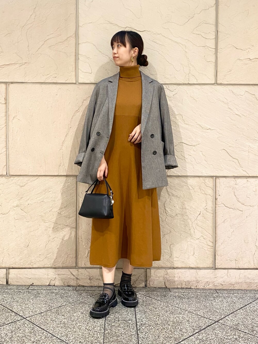 「URBAN RESEARCH ROSSO、URBAN RESEARCH、秋コーデ、ブラウン、ハロウィン、お出かけコーデ、ワンピース、きれいめカジュアル、秋冬コーデ、リラックススタイル、テーラードジャケット、イエベ秋、ニットワンピース」｜「URBAN RESEARCH ROSSO WOMENの『WEB限定』タートルネックデザインスリーブワンピース（ワンピース、イエロー系）」を使った、matsuさん（レディース・162cm）の秋コーディネートの5枚目の写真