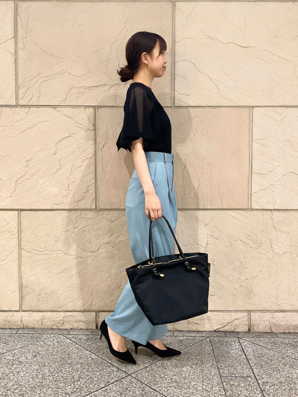 「大人カジュアル、キレイめ、きれいめカジュアル、パンツ、春コーデ、春服、夏コーデ、newarrival、オフィスカジュアル、フェミニン、ROSSO、夏服、オンオフ兼用、オンオフ、大人かわいい」｜「URBAN RESEARCH ROSSO WOMENの『MADE IN JAPAN』オリジナルスウェードパンプス（パンプス、ブラック系）」を使った、matsuさん（レディース・162cm）の春コーディネートの2枚目の写真