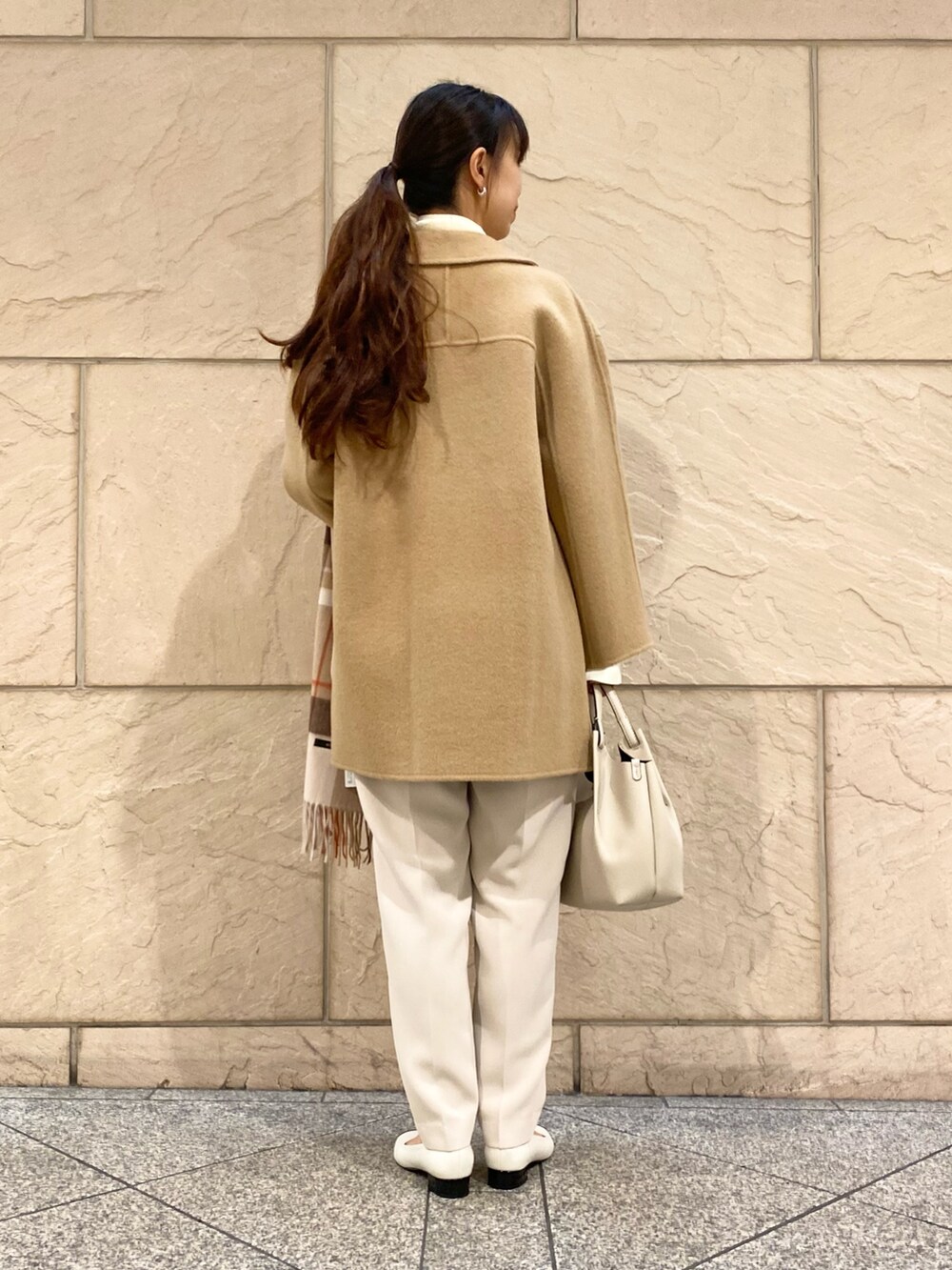 「URBAN RESEARCH ROSSO、URBAN RESEARCH、ROSSO、秋コーデ、ブラウン、冬コーデ、きれいめカジュアル、コート、チェスターコート、カシミヤ、マフラー、イエベ秋、骨格ウェーブ、チェック、キャメル」|「URBAN RESEARCH ROSSO WOMENのウールカシミヤリバーチェスターコート(チェスターコート、ベージュ系)」を使った、matsuさん(レディース・162cm)の秋コーディネートの5枚目の写真