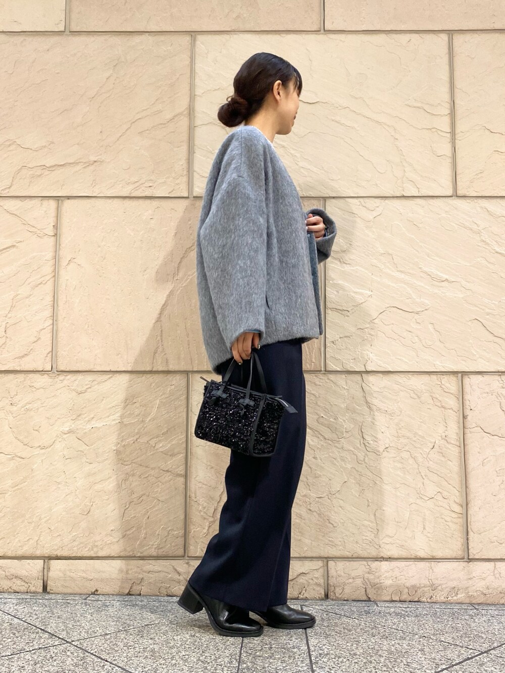 「URBAN RESEARCH、URBAN RESEARCH ROSSO、ROSSO、冬アウター、冬コーデ、きれいめカジュアル、オトナカジュアル、ニット、秋冬コーデ、カラーニット、シャギーコート、シャギー、ブルー、イエベ秋、骨格ウェーブ」|「URBAN RESEARCH ROSSO WOMENのCHIGNON マルチWAY丸玉チェーンネックレス(ネックレス、シルバー系)」を使った、matsuさん(レディース・162cm)の秋コーディネートの3枚目の写真