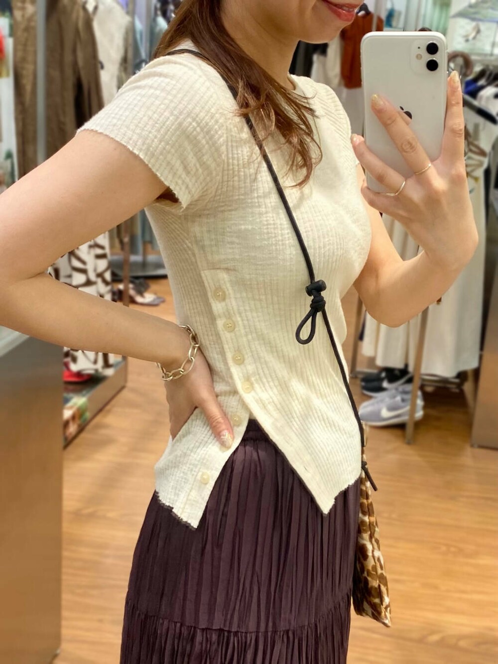 「大人カジュアル、キレイめ、きれいめカジュアル、夏コーデ、サマーニット、休日スタイル、フェミニン、manipuri、ROSSO、サンダルコーデ、夏服、大人かわいい、傘、20代後半、夏ニット」｜「URBAN RESEARCHのワッシャープリーツイージースカート（スカート、ブラウン系）」を使った、matsuさん（レディース・162cm）の春コーディネートの2枚目の写真