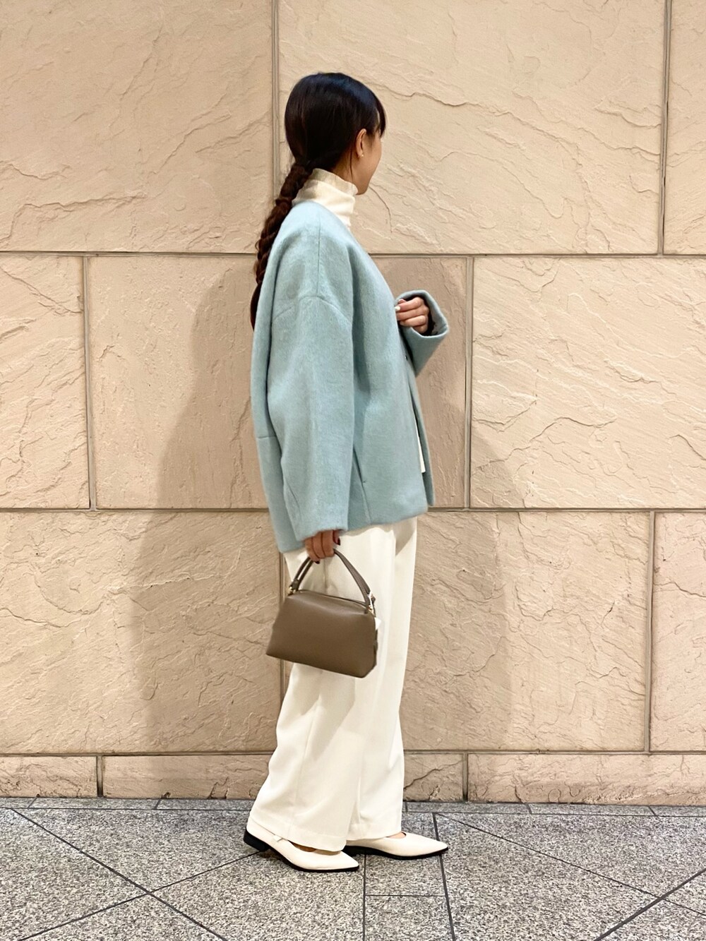 「URBAN RESEARCH ROSSO、URBAN RESEARCH、ROSSO、冬コーデ、ホワイトコーデ、クリスマスに着たい服、きれいめカジュアル、タートルネック、淡色コーデ、アウターコーデ、ショートコート、ミントグリーン、イエベ秋、骨格ウェーブ」｜「URBAN RESEARCH ROSSO WOMENのモヘア混シャギーミドルジャケット（ノーカラージャケット、グリーン系）」を使った、matsuさん（レディース・162cm）の冬コーディネートの4枚目の写真