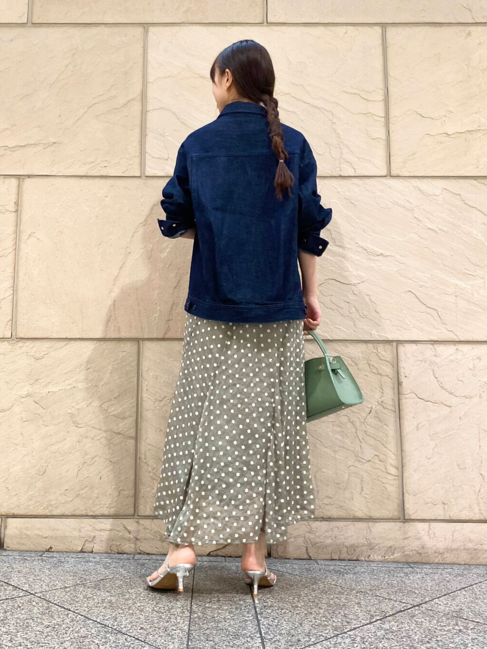 「lee、大人カジュアル、キレイめ、きれいめカジュアル、春コーデ、春服、フェミニン、ROSSO、大人かわいい、20代後半、骨格ウェーブ、イエベ秋、ウェーブ×イエベ秋、過ごしやすい、2025ss」|「Leeの『別注』Lee101×ROSSO JACKET(デニムジャケット、ブルー系)」を使った、matsuさん(レディース・162cm)の春コーディネートの3枚目の写真