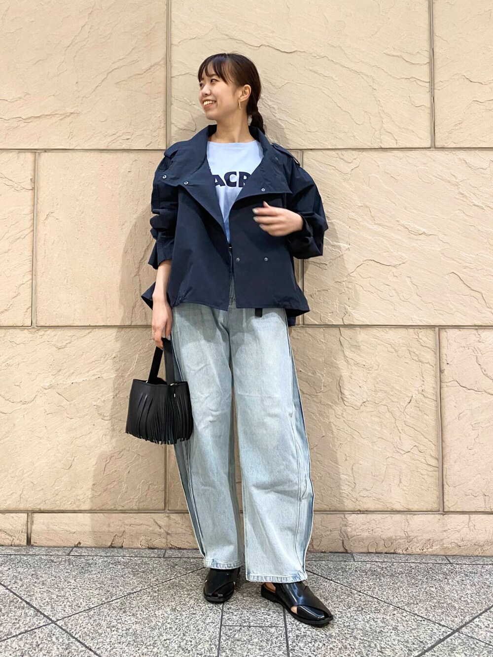 「大人カジュアル、デニム、キレイめ、きれいめカジュアル、カットソー、パンツ、春コーデ、春服、春アウター、newarrival、ROSSO、20代後半、骨格ウェーブ、着映え、イエベ秋」|「URBAN RESEARCH ROSSO WOMENの『撥水』スタンドカラーショートブルゾン(ブルゾン、ブルー系)」を使った、matsuさん(レディース・162cm)の冬コーディネートの2枚目の写真