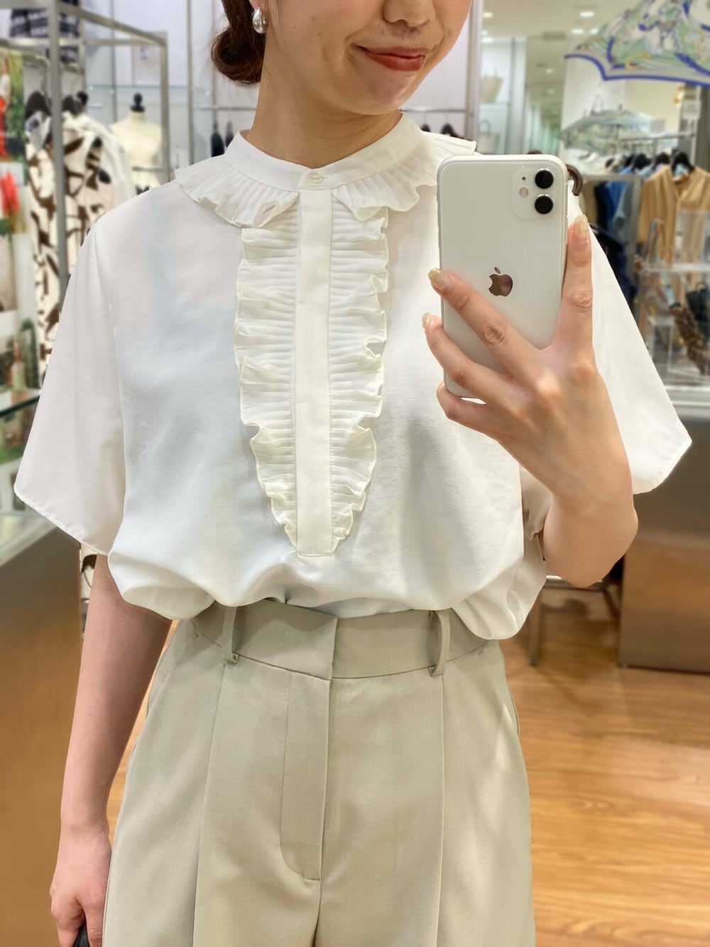 「キレイめ、きれいめカジュアル、ブラウス、パンツ、夏コーデ、newarrival、オフィスカジュアル、フェミニン、ROSSO、夏服、オンオフ兼用、オンオフ、大人かわいい、20代後半、骨格ウェーブ」|「URBAN RESEARCH ROSSO WOMENのラミージャケット(その他アウター、ブラウン系)」を使った、matsuさん(レディース・162cm)の春コーディネートの4枚目の写真
