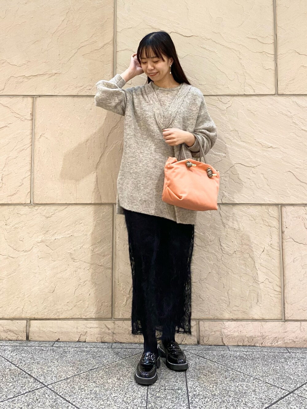 「ROSSO、URBAN RESEARCH ROSSO、URBAN RESEARCH、真冬のあったかスタイル、ニット、冬コーデ、デートコーデ、きれいめカジュアル、ゆるニット、ゆるコーデ、レーススカート、オトナカジュアル、オトナ女子、イエベ秋、骨格ウェーブ」|「URBAN RESEARCH ROSSO WOMENのレイヤードデザインニット(ニット/セーター、ベージュ系)」を使った、matsuさん(レディース・162cm)の冬コーディネートの2枚目の写真