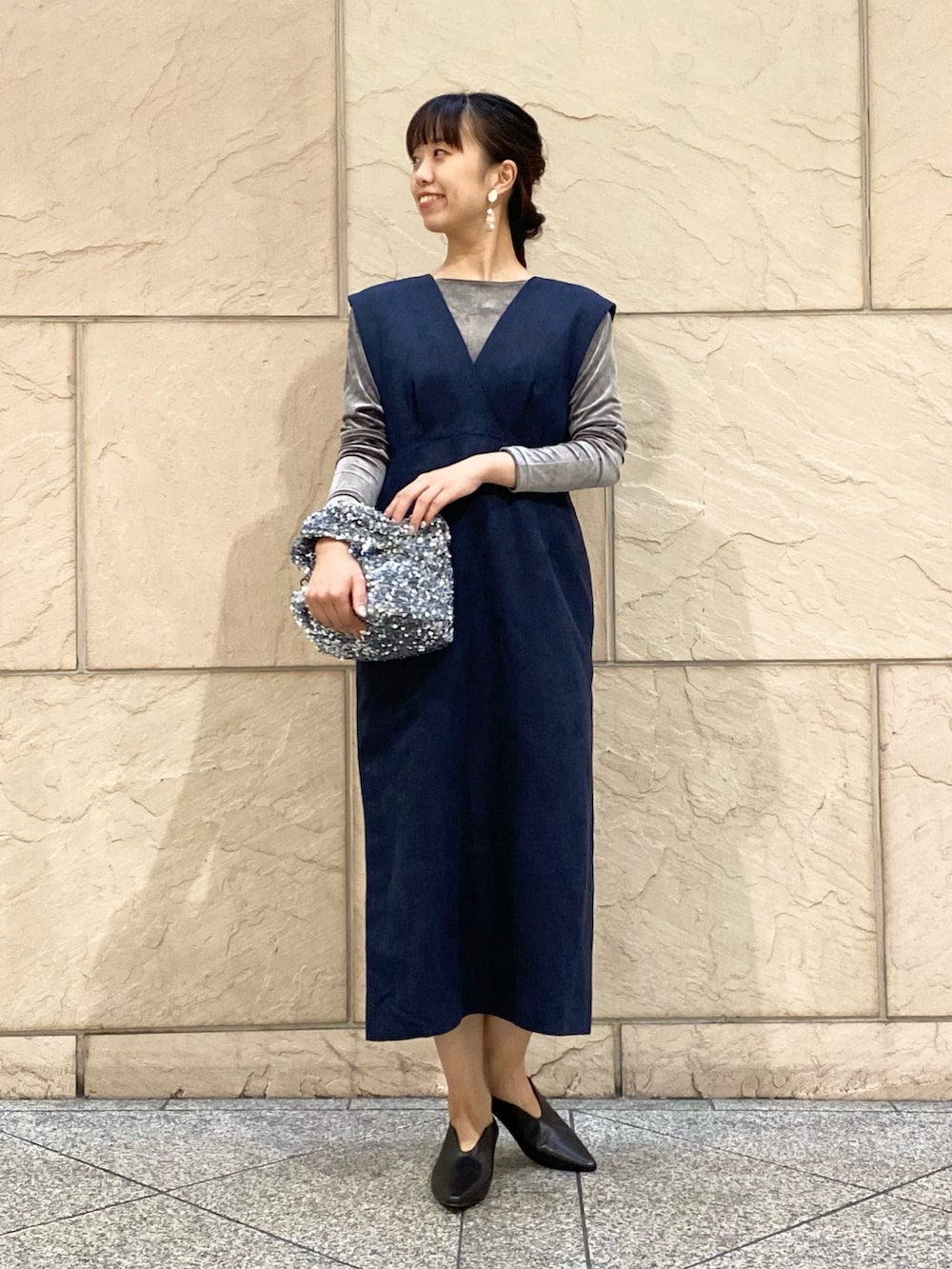 「URBAN RESEARCH ROSSO、URBAN RESEARCH、秋コーデ、モノトーン、レイヤードスタイル、デートコーデ、記念日コーデ、大人カジュアル、イエベ秋、デート、お食事会コーデ、ドレスアップ」｜「URBAN RESEARCH ROSSO WOMENのバックベルトワンピース（ジャンパースカート、ブルー系）」を使った、matsuさん（レディース・162cm）の秋コーディネートの5枚目の写真