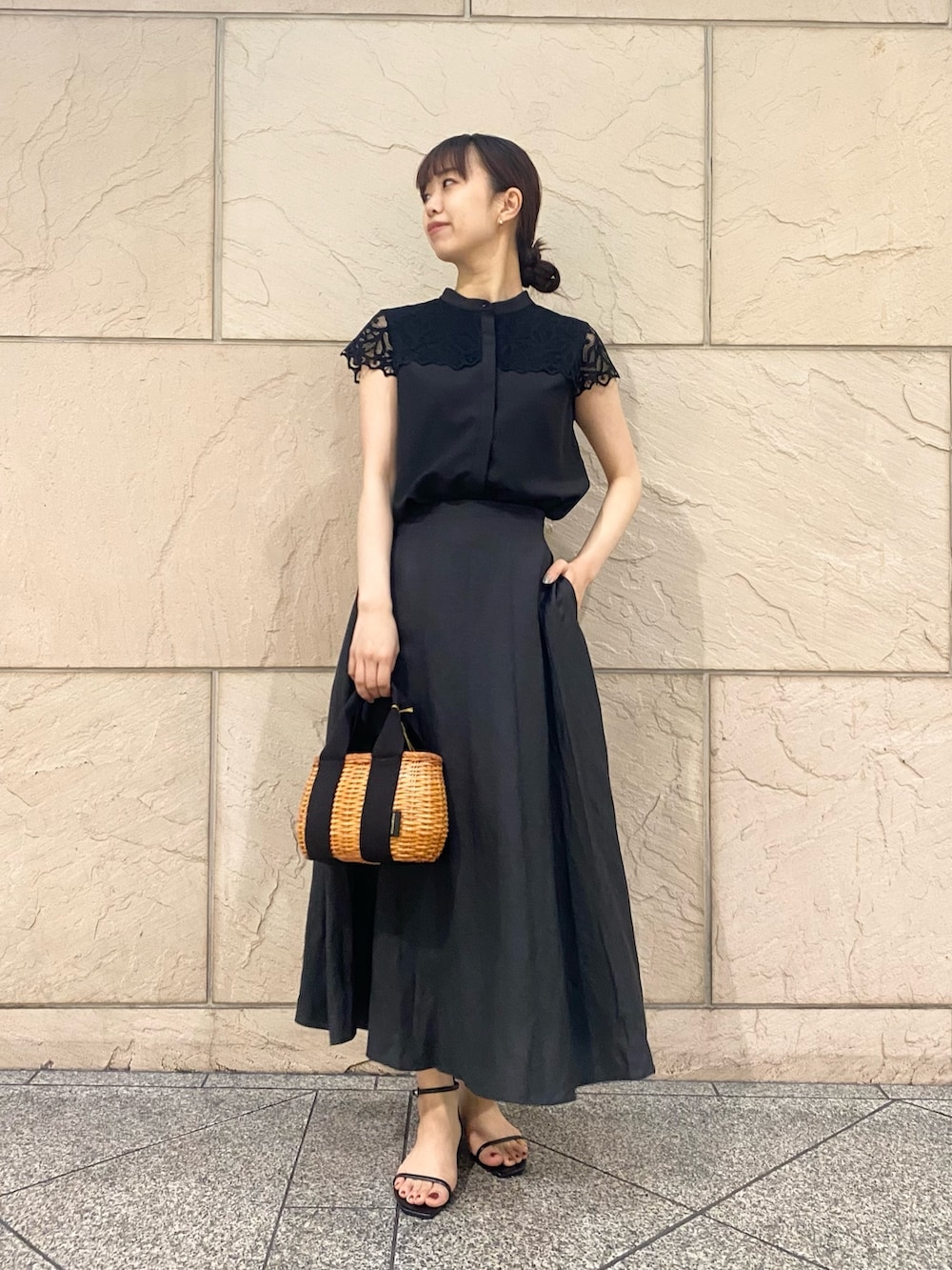 「URBAN RESEARCH ROSSO、URBAN RESEARCH、シンプルコーデ、オフィスカジュアル、春夏コーデ、ロングスカート、ブラック、ブラックコーデ、モノトーン、レース、ブラウス、フレアスカート、初夏コーデ、大人コーデ、スカート」|「URBAN RESEARCH ROSSO WOMENの『一部WEB限定カラー』ウォッシャブルヨークレースブラウス(シャツ/ブラウス、ブラック系)」を使った、matsuさん(レディース・162cm)の春コーディネートの2枚目の写真