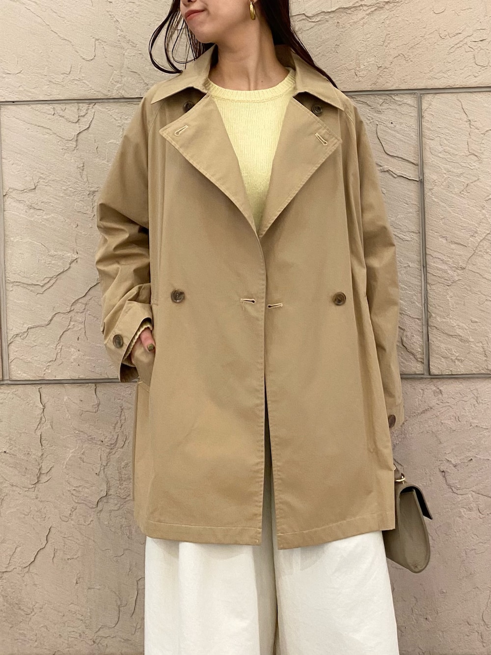 イエロー系のニット/セーター、イエロー系のニット/セーター、ベージュ系のその他アウターを着用したレディースの秋コーディネートの4枚目の写真