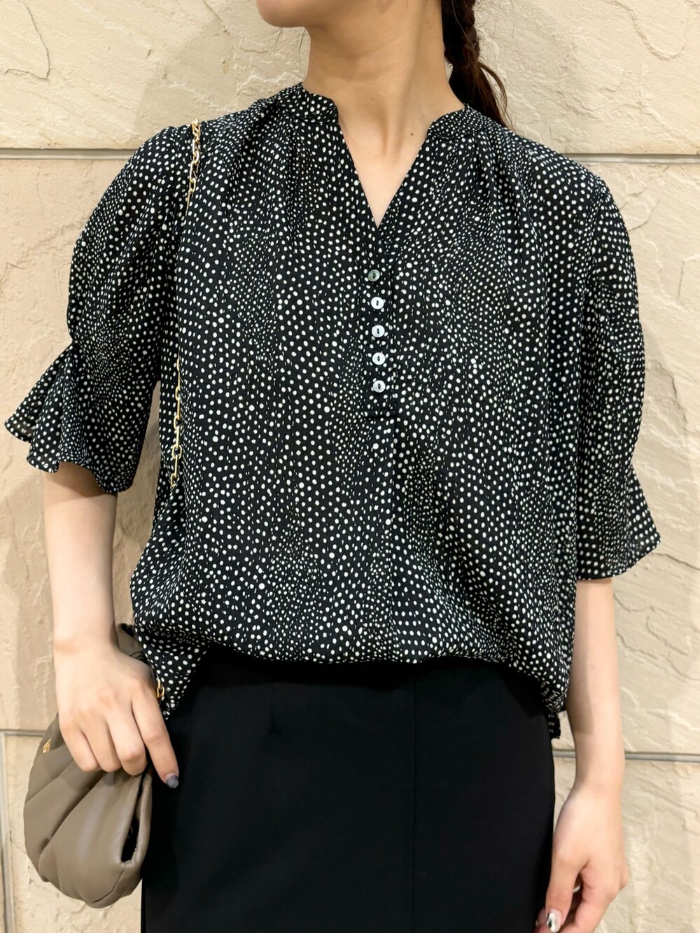 「サンダル、URBAN RESEARCH ROSSO、URBAN RESEARCH、きれいめカジュアル、ブラックコーデ、オールブラック、スカートコーデ、ブラウス」｜「URBAN RESEARCH ROSSO WOMENのウォッシャブルドットブラウス（シャツ/ブラウス、ブラック系）」を使った、matsuさん（レディース・162cm）の夏コーディネートの5枚目の写真