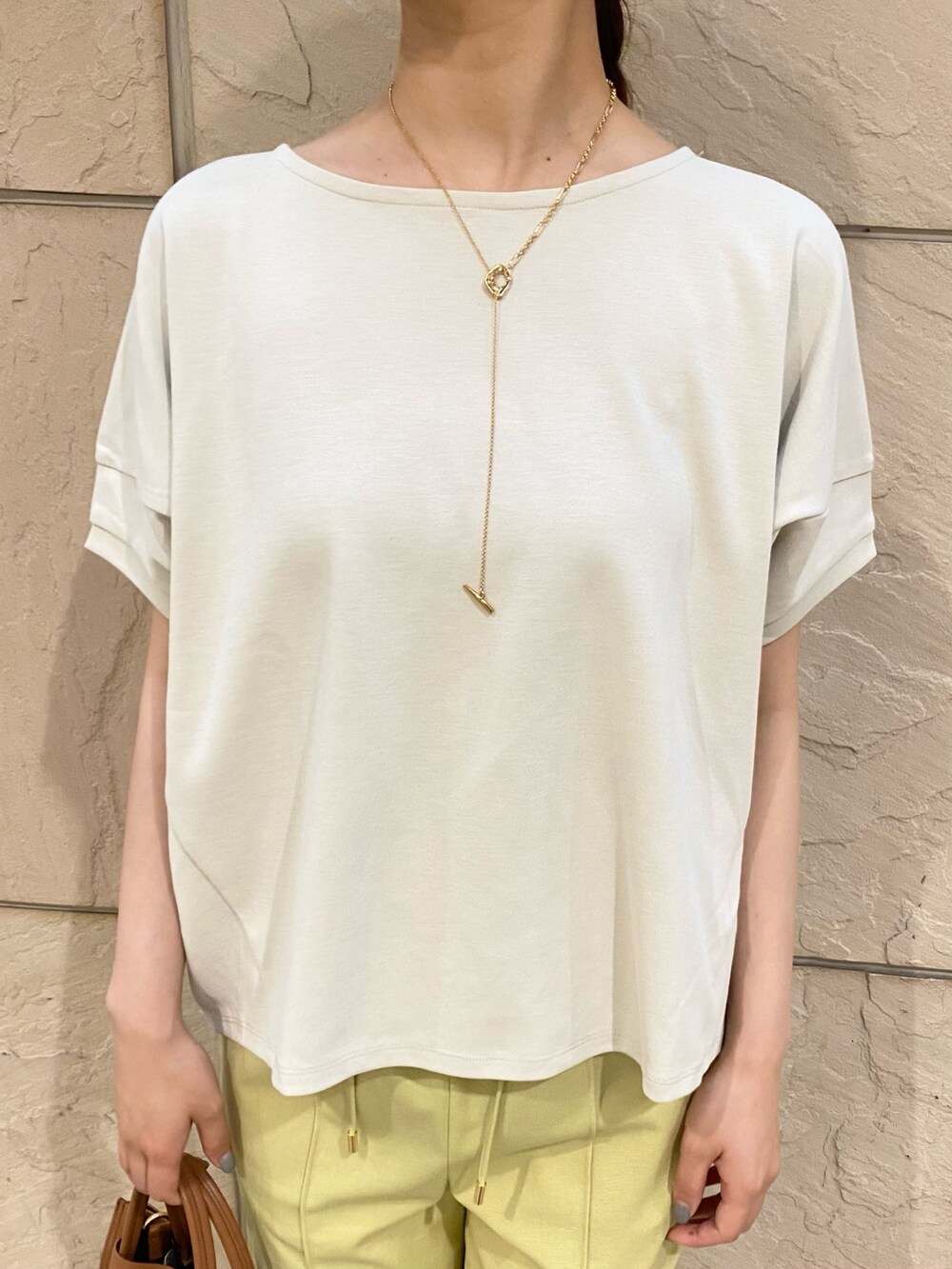 グレー系のTシャツ/カットソー、イエロー系のその他パンツ、ゴールド系のネックレスを着用したレディースの夏コーディネートの5枚目の写真