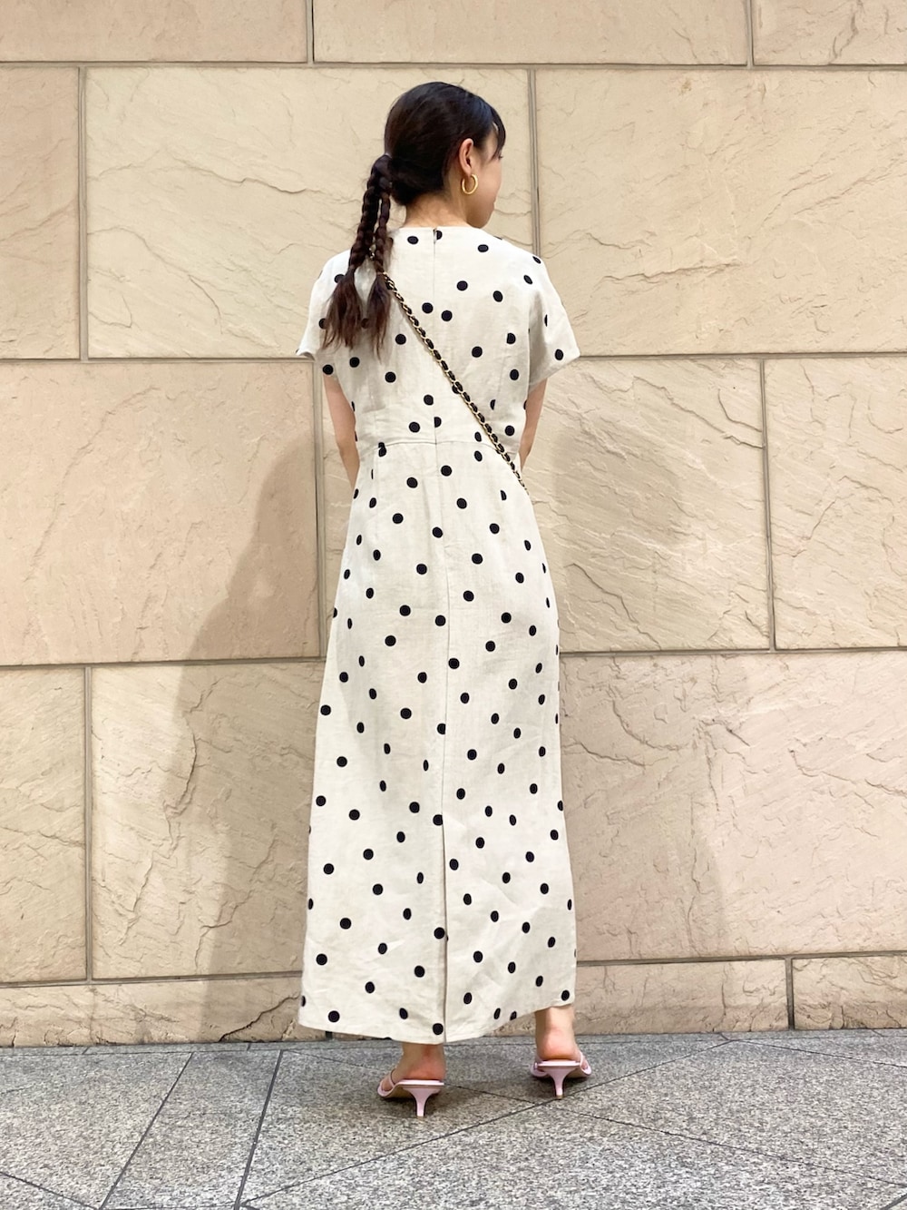 「URBAN RESEARCH ROSSO、お出かけコーデ、きれいめカジュアル、ワンピース、休日スタイル、オトナ女子、ドット、むぎわら帽子、ハット」｜「URBAN RESEARCH ROSSO WOMENのPAPER WIDE BLIM HAT（ハット、ブラック系）」を使った、matsuさん（レディース・162cm）の春コーディネートの4枚目の写真
