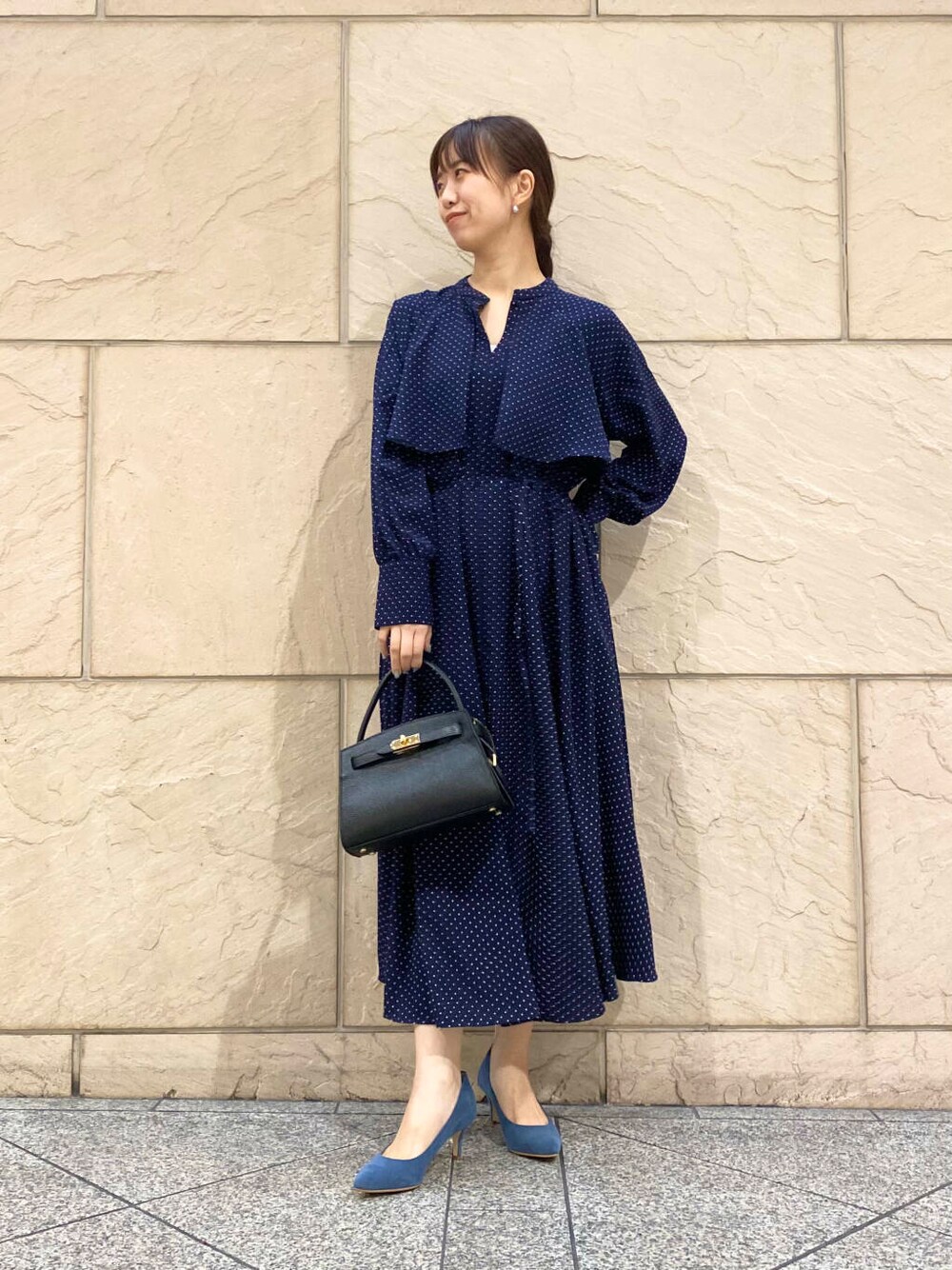 「ワンピース、大人カジュアル、キレイめ、きれいめカジュアル、ドット、春コーデ、セレモニースタイル、春服、newarrival、フェミニン、ROSSO、柄ワンピ、オンオフ兼用、オンオフ、大人かわいい」｜「URBAN RESEARCH ROSSO WOMENの『MADE IN JAPAN』オリジナルスウェードパンプス（パンプス、ブルー系）」を使った、matsuさん（レディース・162cm）の冬コーディネートの2枚目の写真