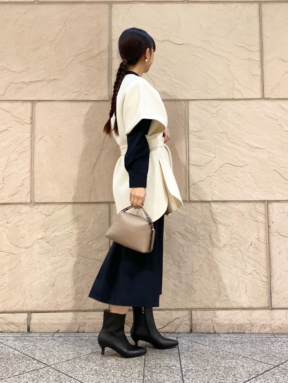 「URBAN RESEARCH ROSSO、URBAN RESEARCH、ベスト、秋っぽコーデ更新中、デートコーデ、秋コーデ、ワンピース、モノトーン、お出かけコーデ、大人コーデ、ミニバッグ、ポンチョ、きれいめカジュアル、食事会、イエベ秋」|「URBAN RESEARCH ROSSO WOMENのピンタックストレートワンピース(ワンピース、ブルー系)」を使った、matsuさん(レディース・162cm)の秋コーディネートの3枚目の写真