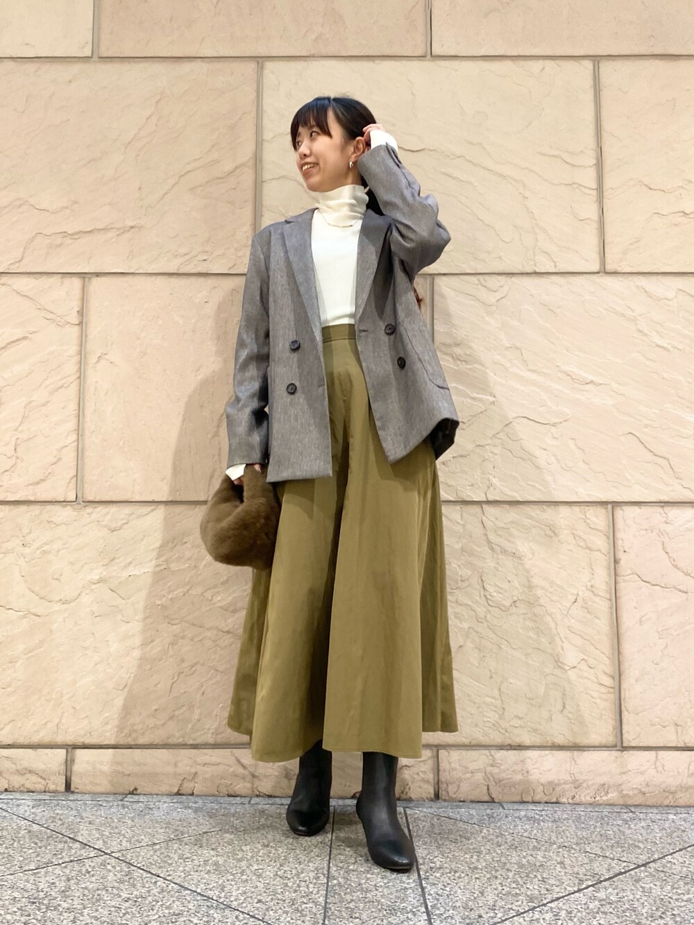 「URBAN RESEARCH ROSSO、URBAN RESEARCH、デートコーデ、お出かけコーデ、秋コーデ、テーラードジャケット、ジャケット、フレアスカート、ファーバッグ、秋色、大人カジュアル、オトナカジュアル、今日のコーデ、イエベ秋」｜「URBAN RESEARCH ROSSO WOMENのタフタロングフレアスカート（スカート、イエロー系）」を使った、matsuさん（レディース・162cm）の秋コーディネートの2枚目の写真