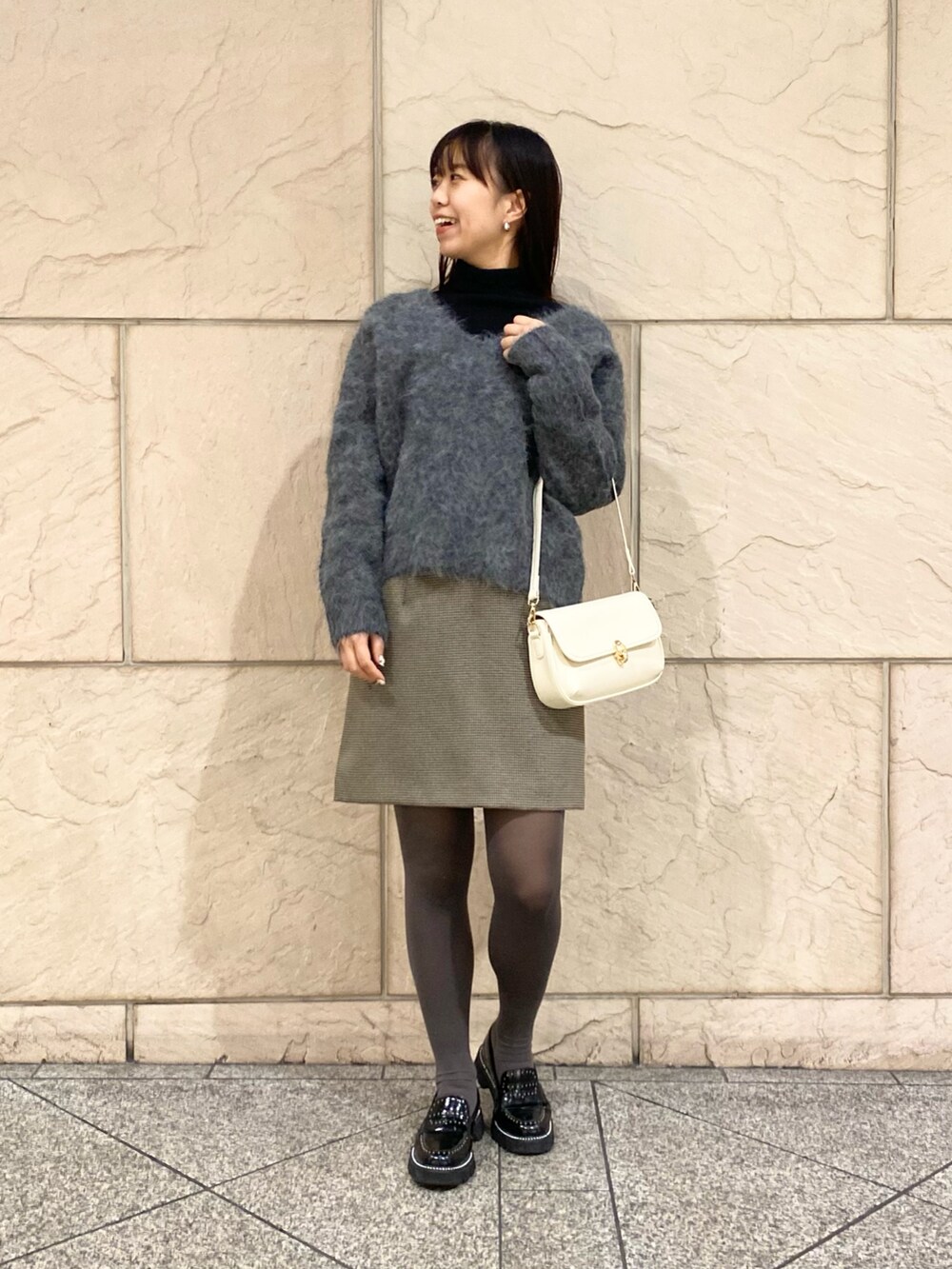 「URBAN RESEARCH ROSSO、URBAN RESEARCH、ROSSO、ニット、冬コーデ、大人可愛い、スカートスタイル、お洒落さんとつながりたい、ミニスカート、チェック、ローファー、ニットコーデ、イエベ秋、骨格ウェーブ」|「URBAN RESEARCH ROSSO WOMENのアルパカ混Vネックヘアリーニット(ニット/セーター、グレー系)」を使った、matsuさん(レディース・162cm)の冬コーディネートの2枚目の写真