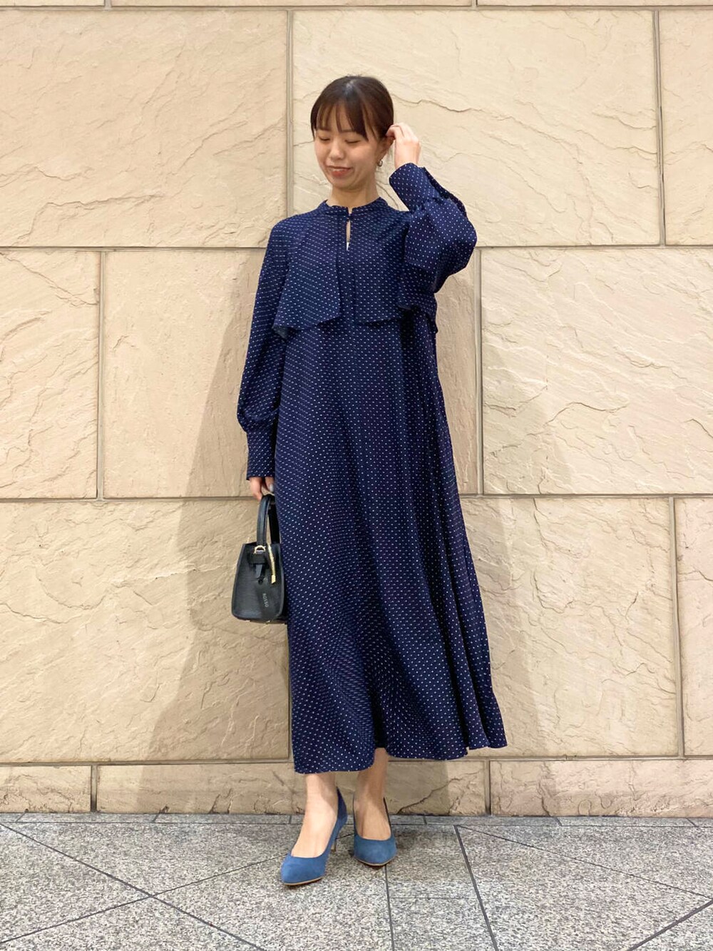 「ワンピース、大人カジュアル、キレイめ、きれいめカジュアル、ドット、春コーデ、セレモニースタイル、春服、newarrival、フェミニン、ROSSO、柄ワンピ、オンオフ兼用、オンオフ、大人かわいい」｜「URBAN RESEARCH ROSSO WOMENの『MADE IN JAPAN』オリジナルスウェードパンプス（パンプス、ブルー系）」を使った、matsuさん（レディース・162cm）の冬コーディネートの7枚目の写真
