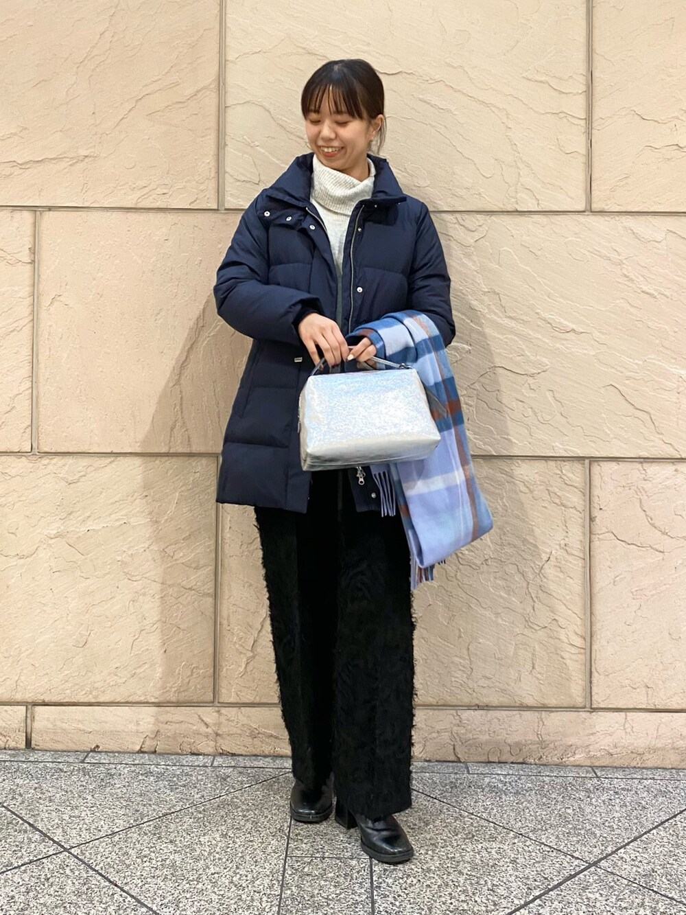 「URBAN RESEARCH ROSSO、URBAN RESEARCH、ROSSO、冬コーデ、チェック、きれいめカジュアル、冬アウター、ダウン、イージーパンツ、タートルネック、ニット、ネイビー、オトナカジュアル、イエベ秋、骨格ウェーブ」|「URBAN RESEARCH ROSSO WOMENの撥水スタンドミドルダウンコート(ダウンジャケット/コート、ブルー系)」を使った、matsuさん(レディース・162cm)の冬コーディネートの2枚目の写真