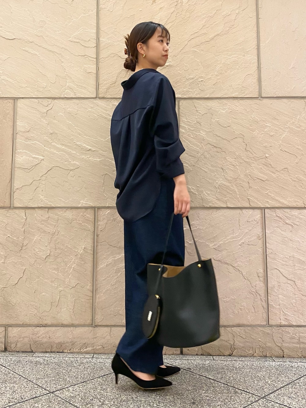 ブルー系のシャツ/ブラウス、ブラック系のトートバッグ、ブルー系のデニムパンツを着用したレディースの秋コーディネートの3枚目の写真