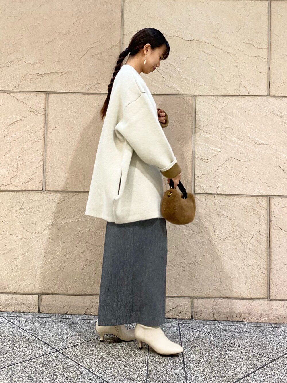 「URBAN RESEARCH ROSSO、URBAN RESEARCH、ELENDEEK、秋コーデ、カーディガン、レイヤードスタイル、大人カジュアルコーデ、パンツスタイル、秋服、イエベ秋、オールインワン」|「ELENDEEKの『別注』ELENDEEK×ROSSO CN RACCOON MIX WCD(カーディガン/ボレロ、グレー系)」を使った、matsuさん(レディース・162cm)の秋コーディネートの3枚目の写真