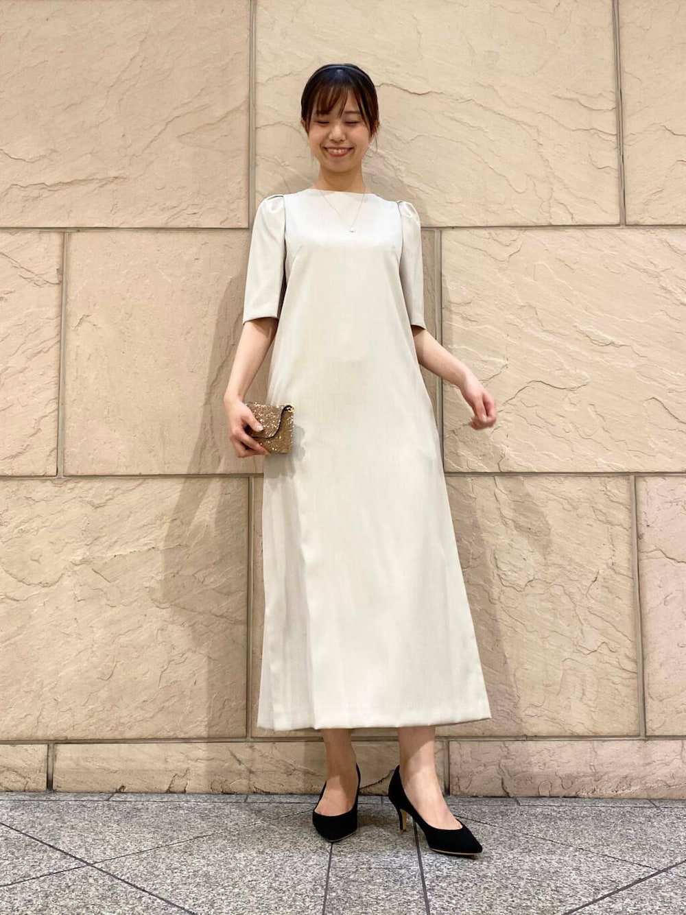 「ワンピース、大人カジュアル、キレイめ、きれいめカジュアル、夏コーデ、オフィスカジュアル、フェミニン、ROSSO、夏服、オンオフ兼用、オンオフ、大人かわいい、20代後半、お呼ばれコーデ、骨格ウェーブ」|「URBAN RESEARCH ROSSO WOMENの『MADE IN JAPAN』オリジナルスウェードパンプス(パンプス、ブラック系)」を使った、matsuさん(レディース・162cm)の春コーディネートの2枚目の写真