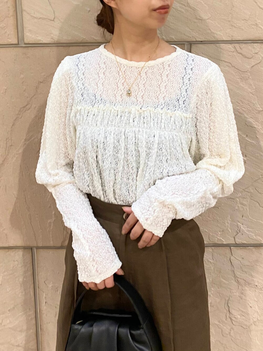 「セットアップ、キレイめ、きれいめカジュアル、パンツ、春コーデ、春服、newarrival、ハーフパンツ、フェミニン、ROSSO、ショートパンツ、オンオフ兼用、オンオフ、大人かわいい、20代後半」|「URBAN RESEARCH ROSSO WOMENのストレッチレースプルオーバー(Tシャツ/カットソー、ホワイト系)」を使った、matsuさん(レディース・162cm)の春コーディネートの7枚目の写真