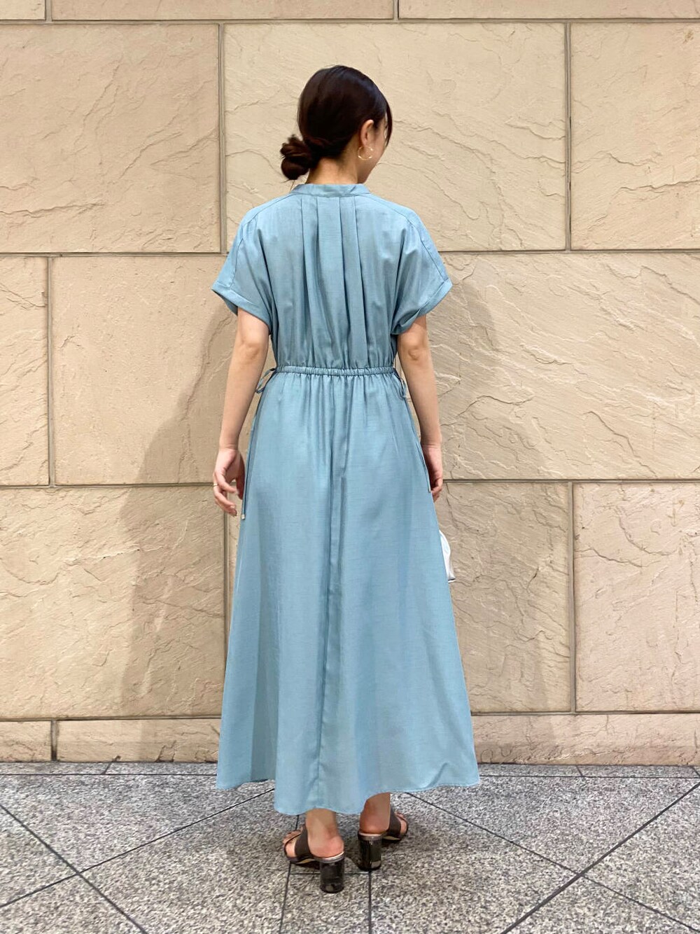 「ワンピース、大人カジュアル、キレイめ、きれいめカジュアル、夏コーデ、newarrival、オフィスカジュアル、フェミニン、ROSSO、夏服、オンオフ兼用、オンオフ、大人かわいい、20代後半、食事会」｜「URBAN RESEARCH ROSSO WOMENのLUMEN　FANTINE PETIT BAG（ハンドバッグ、シルバー系）」を使った、matsuさん（レディース・162cm）の春コーディネートの3枚目の写真