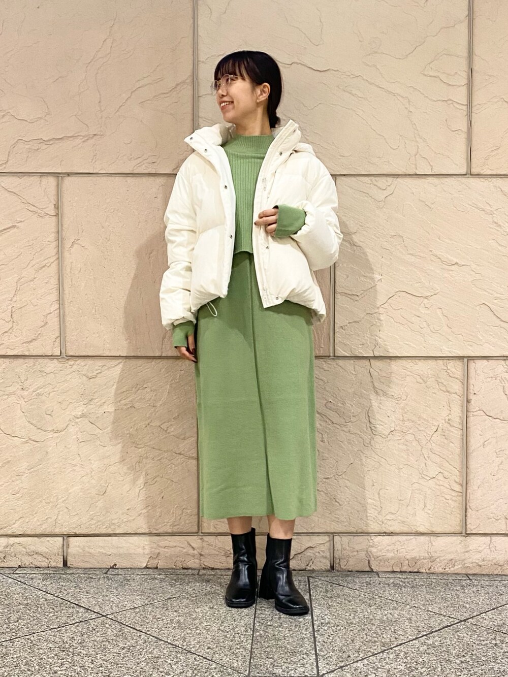 「URBAN RESEARCH ROSSO、URBAN RESEARCH、ROSSO、冬コーデ、ニット、クリスマスに着たい服、きれいめカジュアル、冬アウター、クリスマスコーデ、シンプルスタイル、ダッフルコート、ニットワンピース、ショートダウン、ブローチ、イエベ秋」|「URBAN RESEARCH ROSSO WOMENのfrenchdownショートダウンコート(ダウンジャケット/コート、ホワイト系)」を使った、matsuさん(レディース・162cm)の冬コーディネートの2枚目の写真