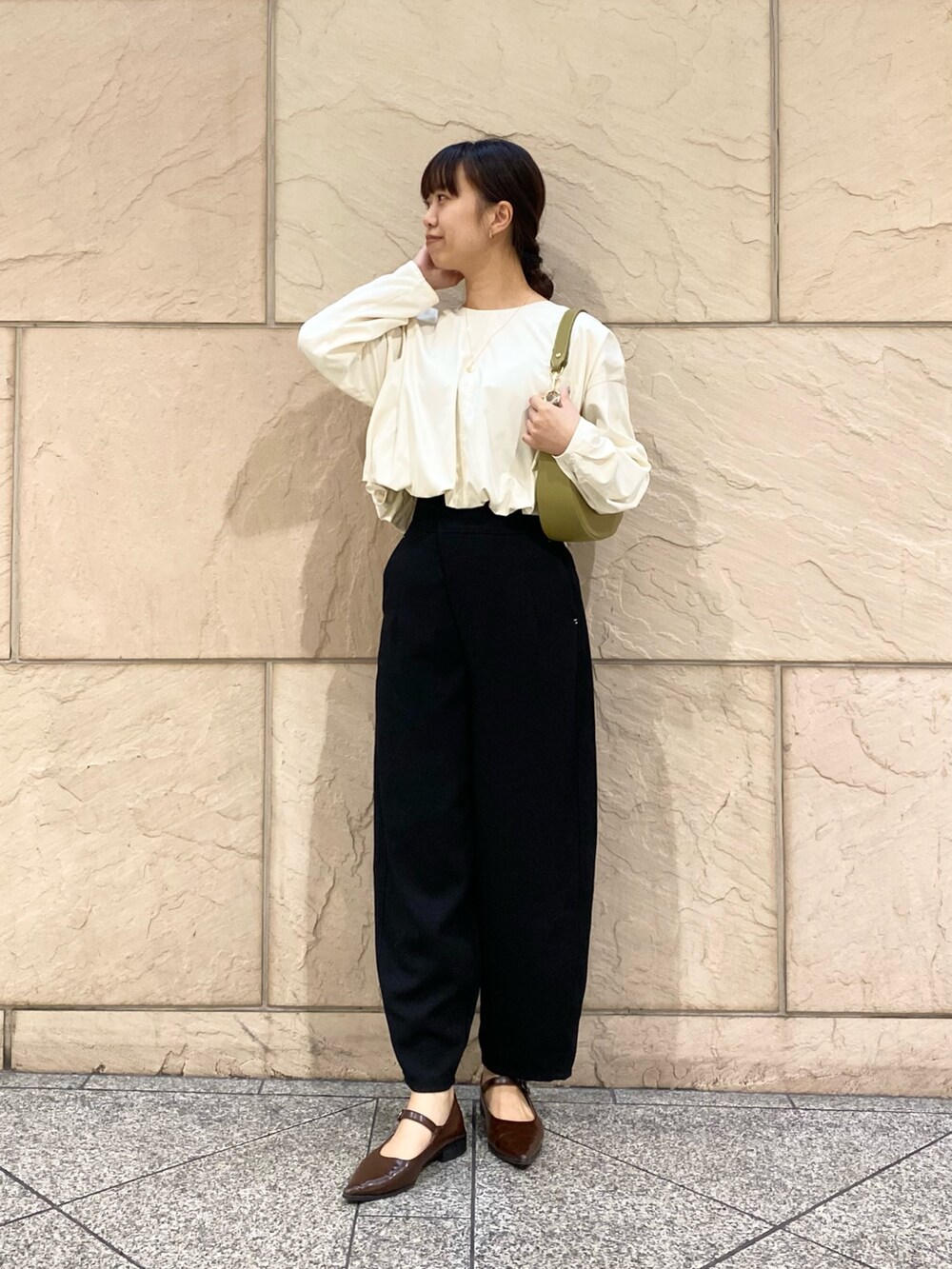「URBAN RESEARCH ROSSO、URBAN RESEARCH、カーキ、秋っぽコーデ更新中、キレイめカジュアル、オフィスカジュアル、お仕事コーデ、通勤コーデ、秋コーデ、モノトーン、シンプル、イエベ秋、ブラウス、パンツスタイル」｜「URBAN RESEARCH ROSSO WOMENのレイヤードコインネックレス（ネックレス、ゴールド系）」を使った、matsuさん（レディース・162cm）の秋コーディネートの2枚目の写真