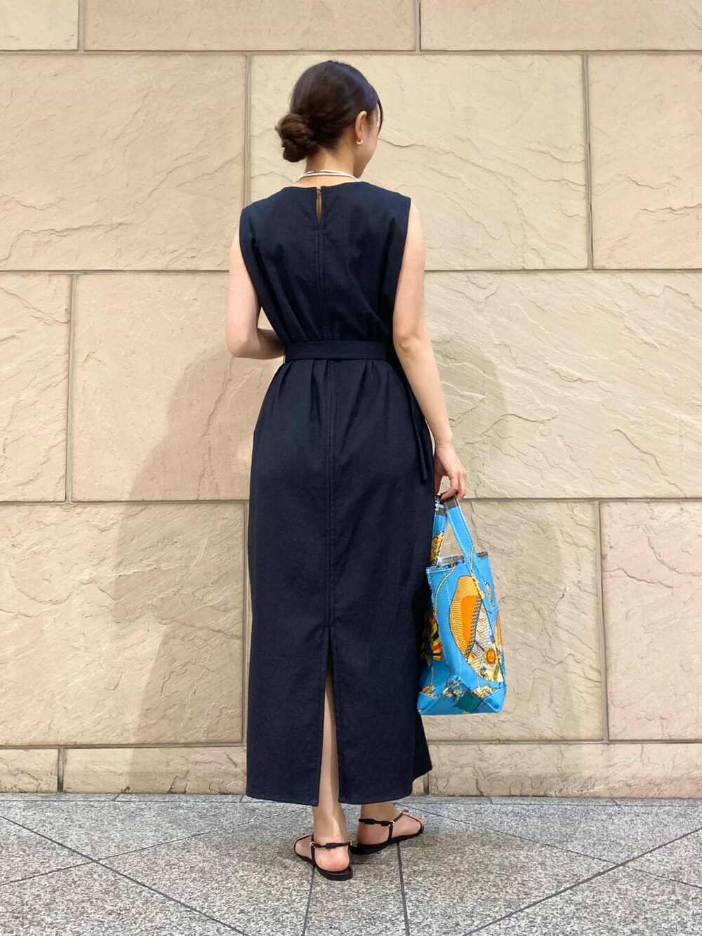 「ワンピース、大人カジュアル、キレイめ、きれいめカジュアル、夏コーデ、newarrival、休日スタイル、フェミニン、ROSSO、夏服、オンオフ兼用、オンオフ、大人かわいい、20代後半、骨格ウェーブ」｜「URBAN RESEARCHのdecor『デコール』　Hematite4mmBallnecklace（ネックレス、シルバー系）」を使った、matsuさん（レディース・162cm）の春コーディネートの4枚目の写真