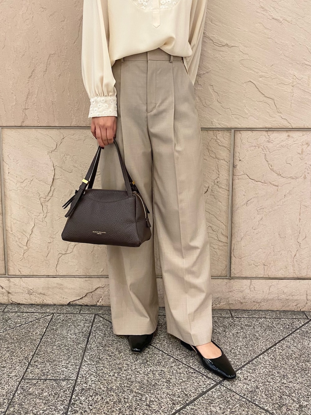 ベージュ系のシャツ/ブラウス、ベージュ系のその他パンツ、ブラウン系のショルダーバッグを着用したレディースの秋コーディネートの5枚目の写真