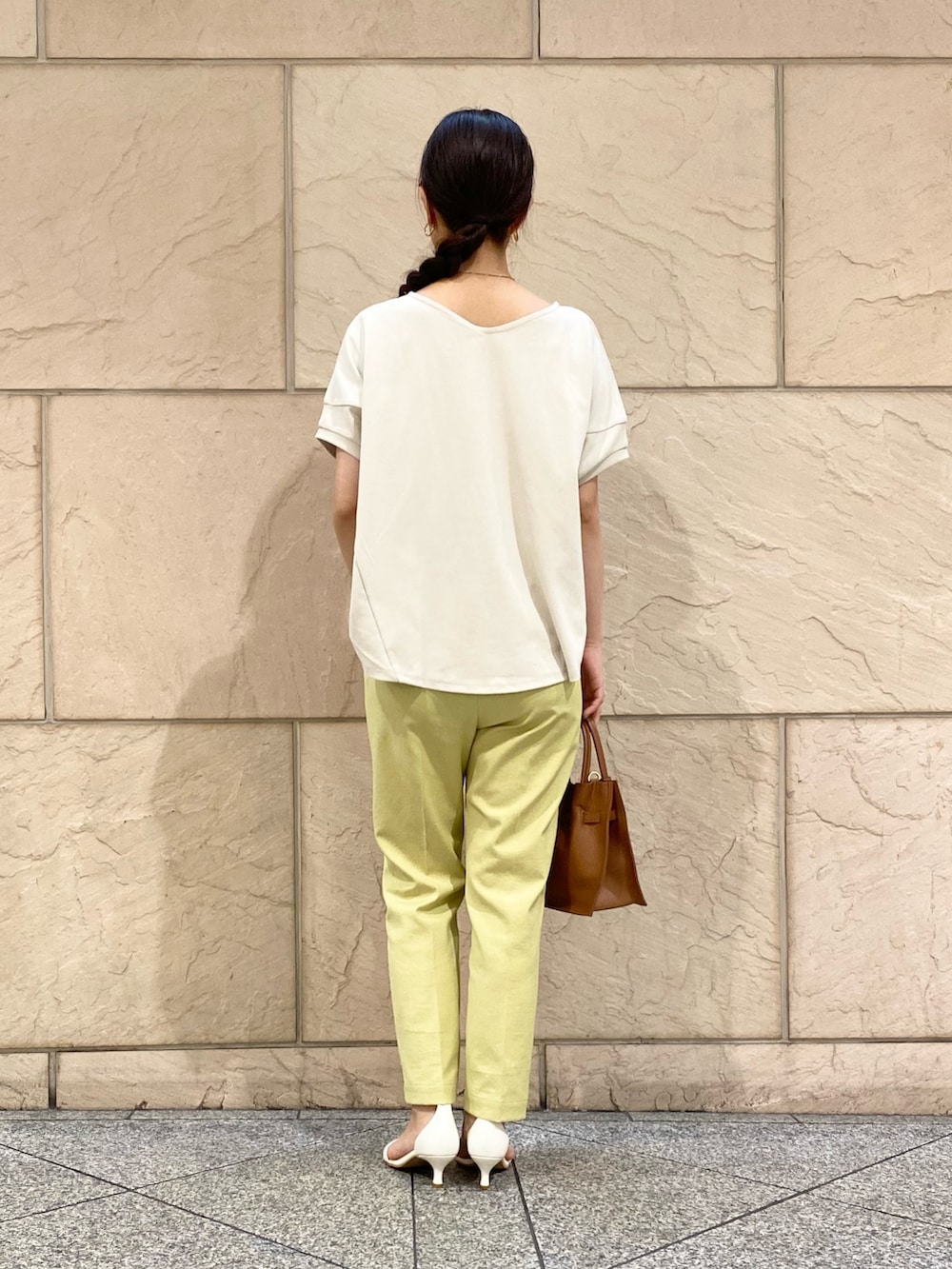 グレー系のTシャツ/カットソー、イエロー系のその他パンツ、ゴールド系のネックレスを着用したレディースの夏コーディネートの4枚目の写真