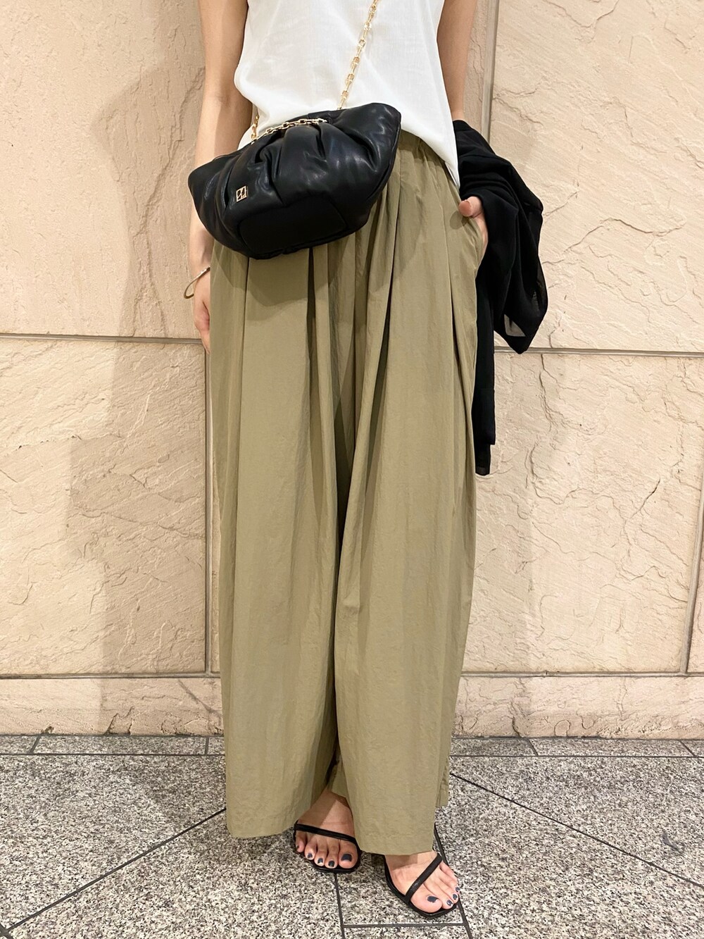 「URBAN RESEARCH ROSSO、URBAN RESEARCH、きれいめカジュアル、白Tシャツ、ショルダーバッグ、夏ファッション、オトナカジュアル、Tシャツコーデ、シアー、ジャケット、ワイドパンツ」|「URBAN RESEARCH ROSSO WOMENのLE VERNIS Momo mini bag(ハンドバッグ、ブラック系)」を使った、matsuさん(レディース・162cm)の夏コーディネートの6枚目の写真