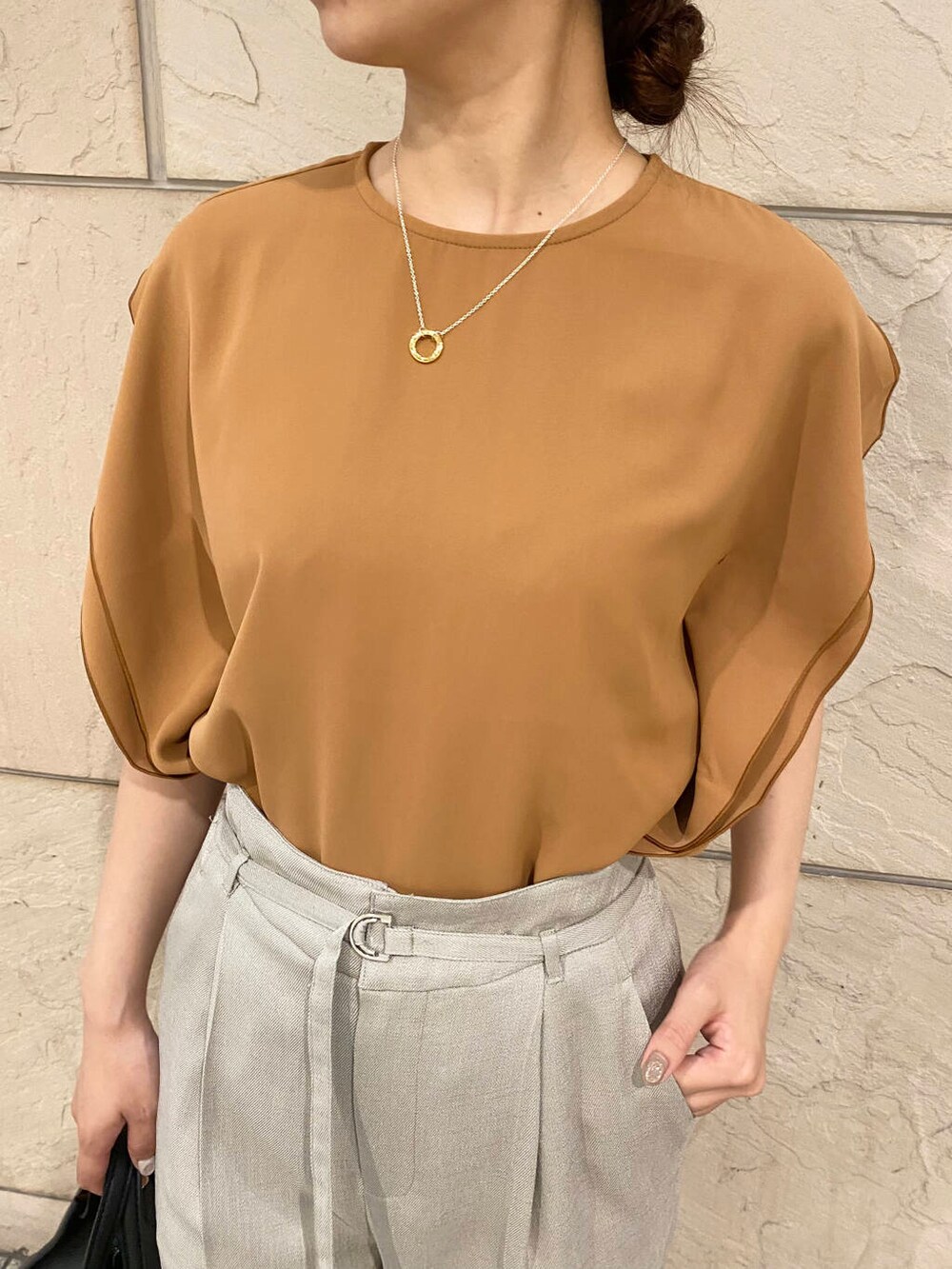 ベージュ系のその他パンツ、イエロー系のシャツ/ブラウス、ブラック系のパンプスを着用したレディースの夏コーディネートの6枚目の写真