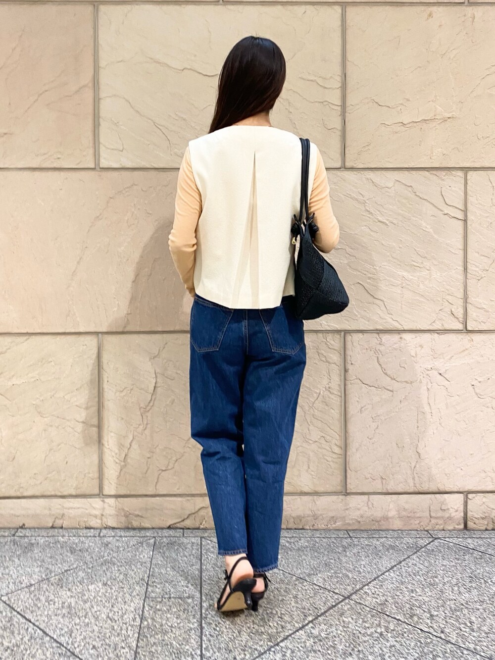 「URBAN RESEARCH ROSSO、URBAN RESEARCH、レイヤードスタイル、デニム、シアートップス、ベスト、ジレ、NEEDBY heritage」|「NEEDBY heritageの『一部別注カラー』NEEDBY heritage LISA(デニムパンツ、ブルー系)」を使った、matsuさん(レディース・162cm)の春コーディネートの4枚目の写真