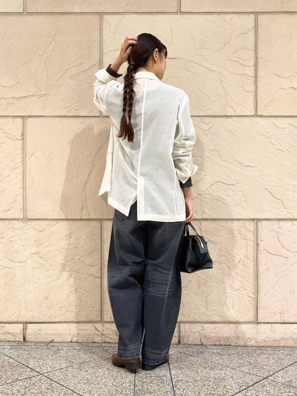 「URBAN RESEARCH ROSSO、URBAN RESEARCH、ブラウン、休日スタイル、秋コーデ、デニム、パンツスタイル、着回しコーデ、おしゃれさんと繋がりたい、パンツコーデ、オトナカジュアル、ジャケット、レース、ハンサムコーデ」｜「URBAN RESEARCH ROSSO WOMENのシアーレースボートネックカットソー（Tシャツ/カットソー、ブラウン系）」を使った、matsuさん（レディース・162cm）の秋コーディネートの5枚目の写真