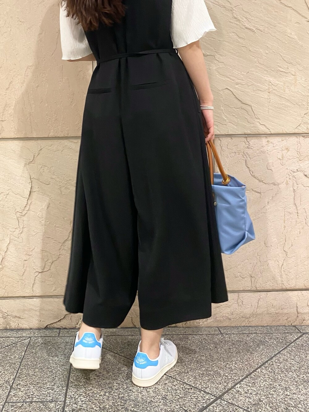 「URBAN RESEARCH ROSSO、きれいめカジュアル、スニーカー、春夏コーデ、シンプルコーデ、モノトーン、雨の日コーデ、楽チンコーデ、パンツスタイル、スニーカーコーデ、オールインワン」｜「URBAN RESEARCH ROSSO WOMENの撥水Vネックオールインワン（つなぎ/オールインワン、ブラック系）」を使った、matsuさん（レディース・162cm）の春コーディネートの6枚目の写真
